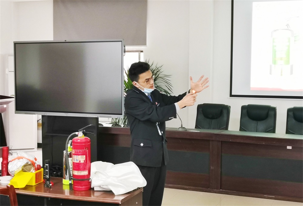 现场演示水基性灭火器材的涂抹使用方式 现场演示水基性灭火器材的涂抹使用方式