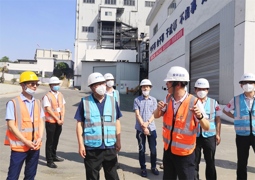 副总裁焦小刚向章松主席介绍公司相关情况1 副总裁焦小刚向章松主席介绍公司相关情况1